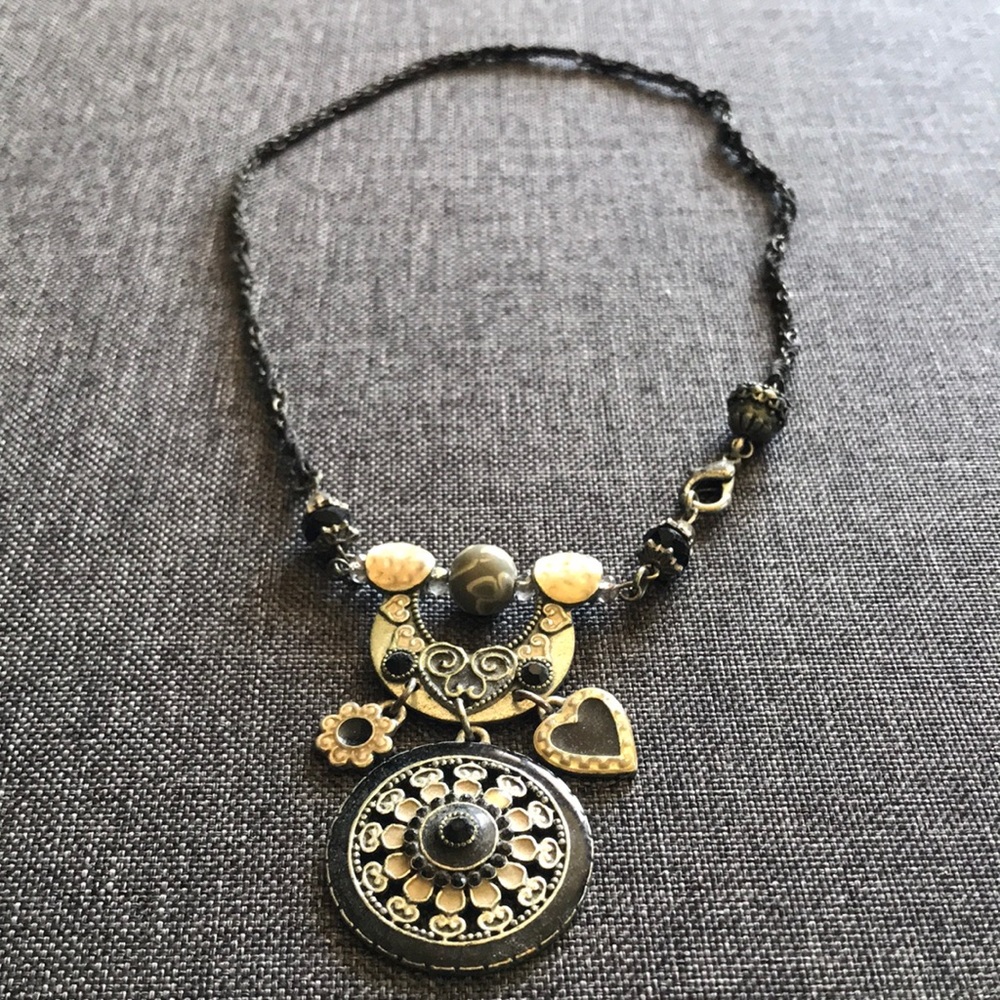 Metal fashion necklace